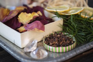 Für das selbst gemachte Potpourri können getrocknete Blüten, Zweige, Kräuter und Früchte verwendet werden. 